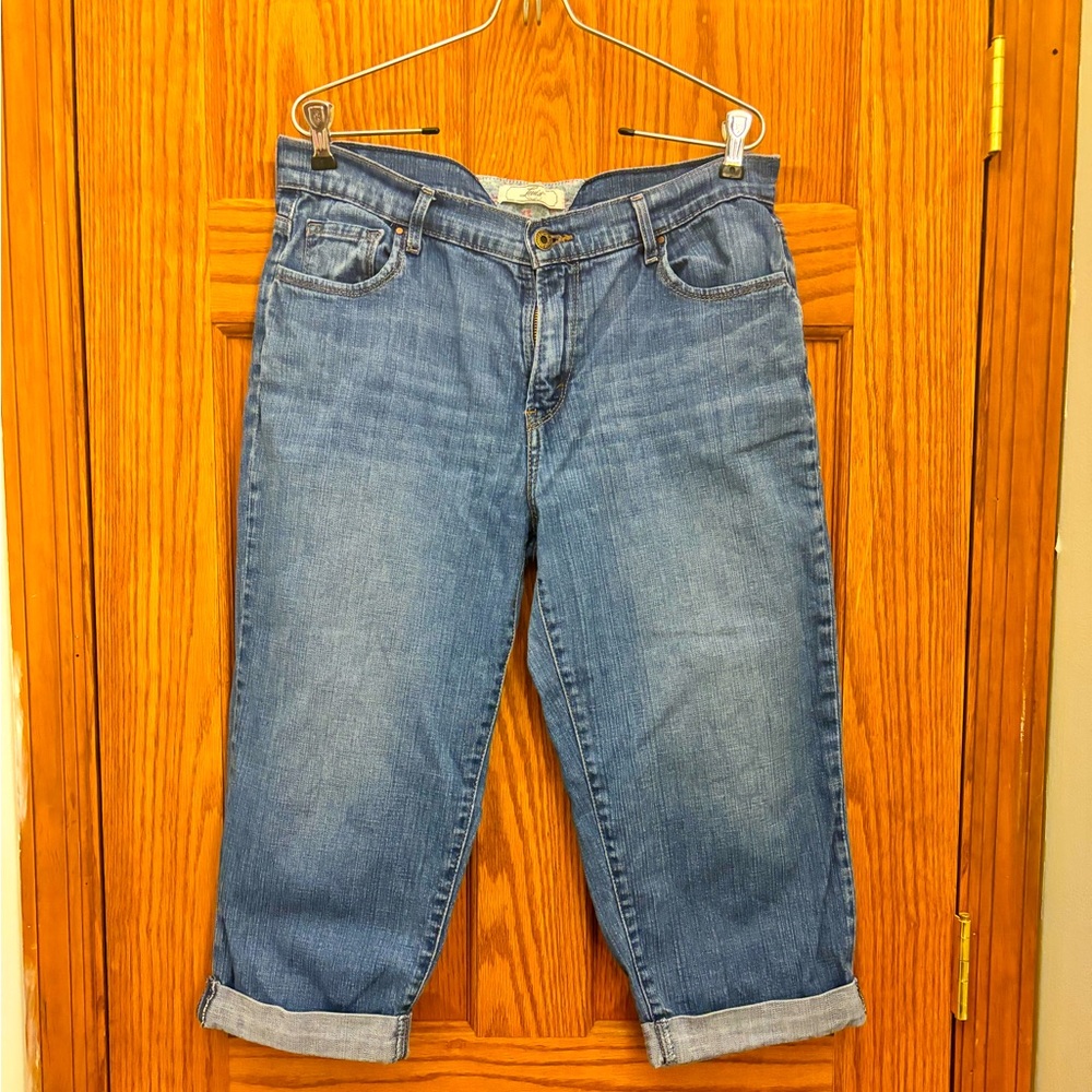 Levi’s Capris in regular wash with flap back pocket and roll up hem